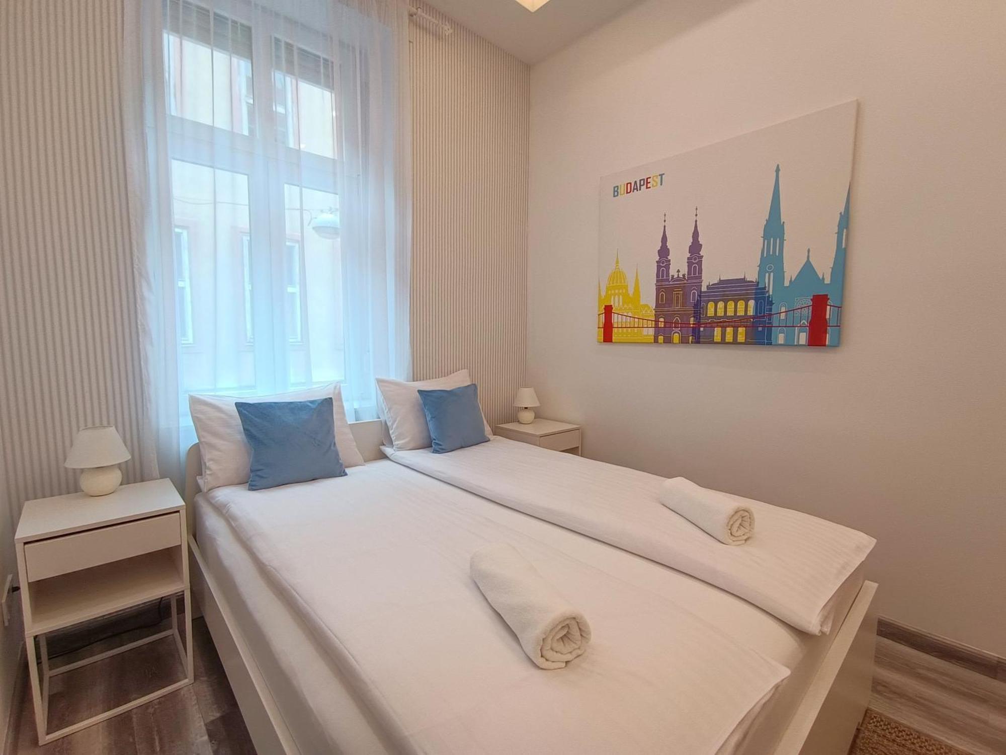 K03 Elitehost Kis Diofa Central Budapest Rum bild