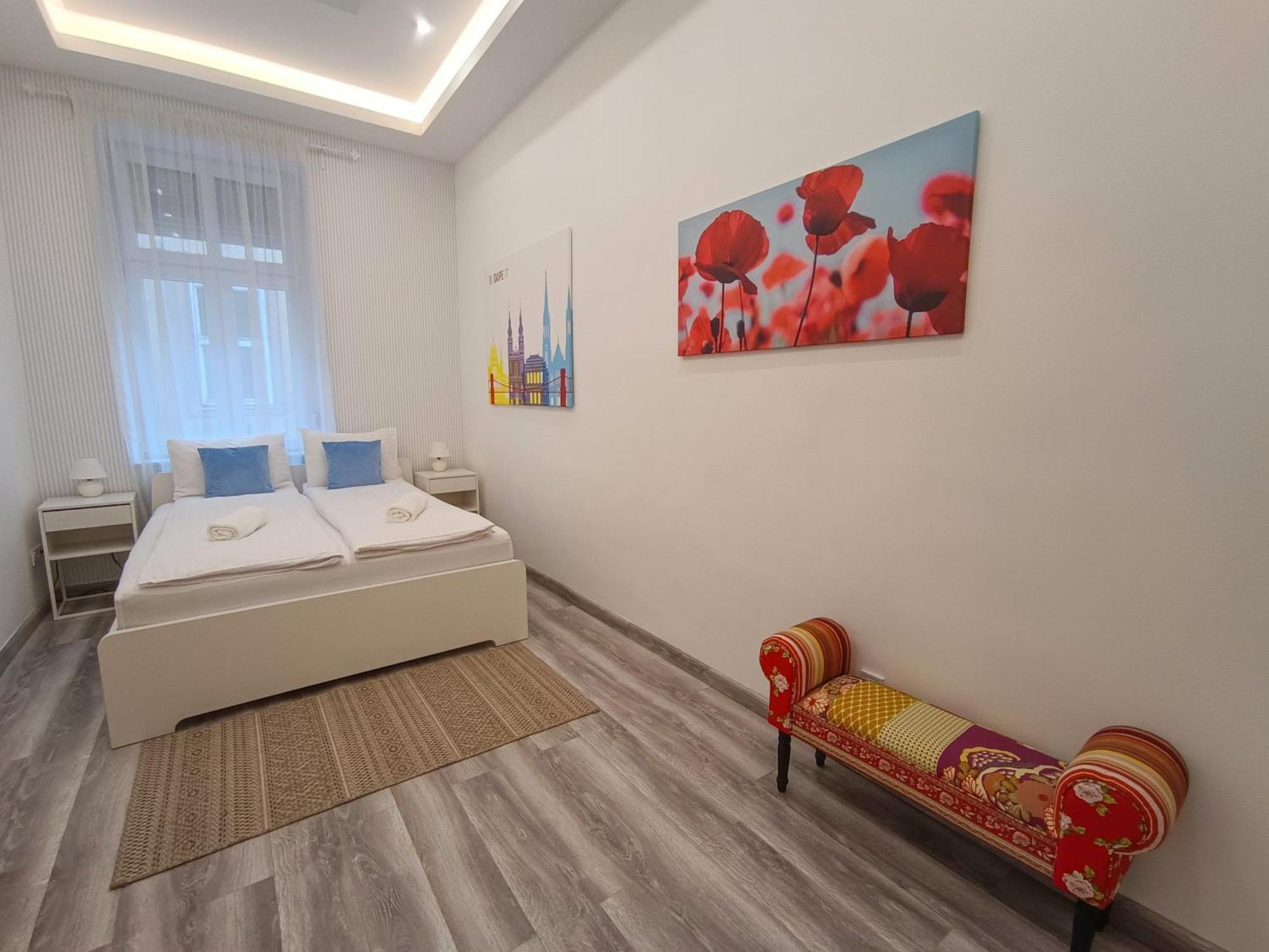 K03 Elitehost Kis Diofa Central Budapest Rum bild